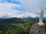 53 La bianca Madonnina veglia sull'altopiano Selvino-Aviatico